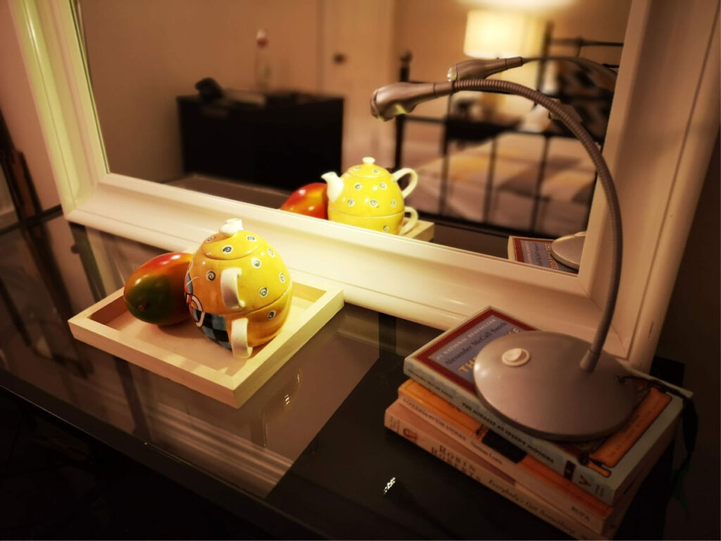 Whether in our Mimos Coliving homes in Canada or Colombia, our beautifully furnished private rooms and suites offer a quiet retreat at home, giving you the perfect balance between social connection and personal space.